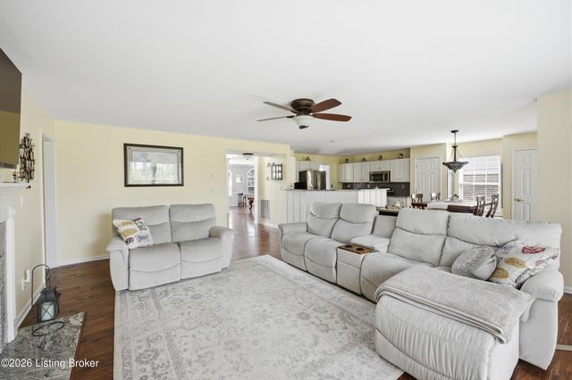 8511 Missionary Ct, Louisville, KY 40291