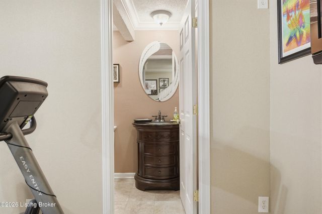 8511 Missionary Ct, Louisville, KY 40291
