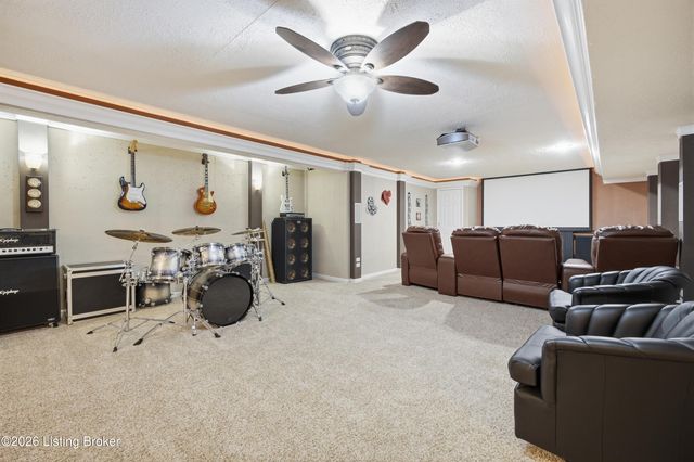 8511 Missionary Ct, Louisville, KY 40291
