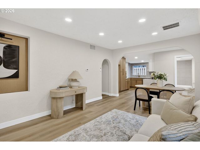 1805 Ne HIGHLAND St, Portland, OR 97211