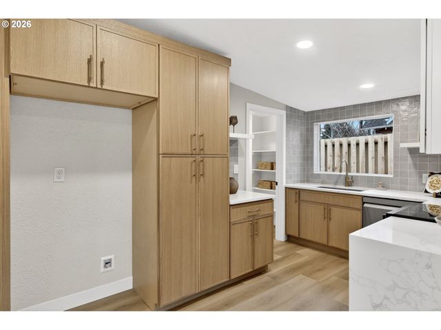 1805 Ne HIGHLAND St, Portland, OR 97211