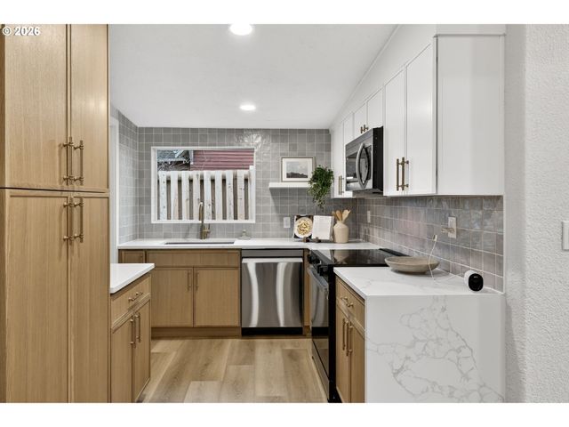 1805 Ne HIGHLAND St, Portland, OR 97211