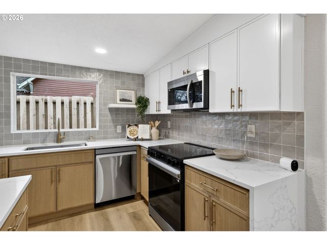 1805 Ne HIGHLAND St, Portland, OR 97211