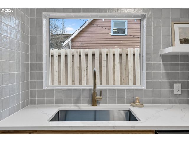 1805 Ne HIGHLAND St, Portland, OR 97211