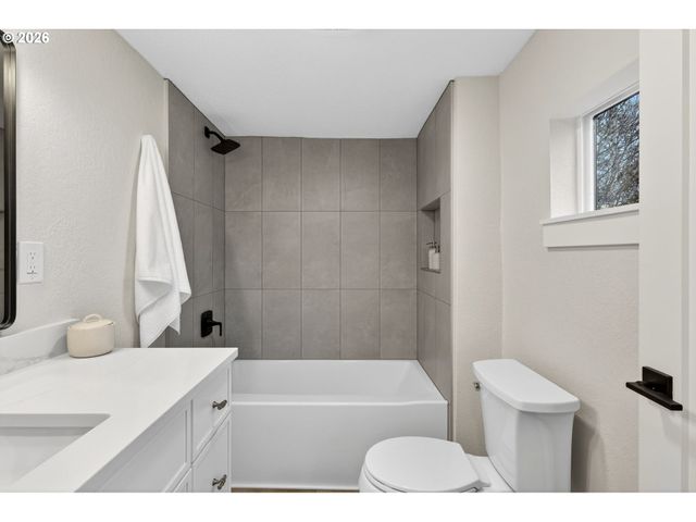 1805 Ne HIGHLAND St, Portland, OR 97211