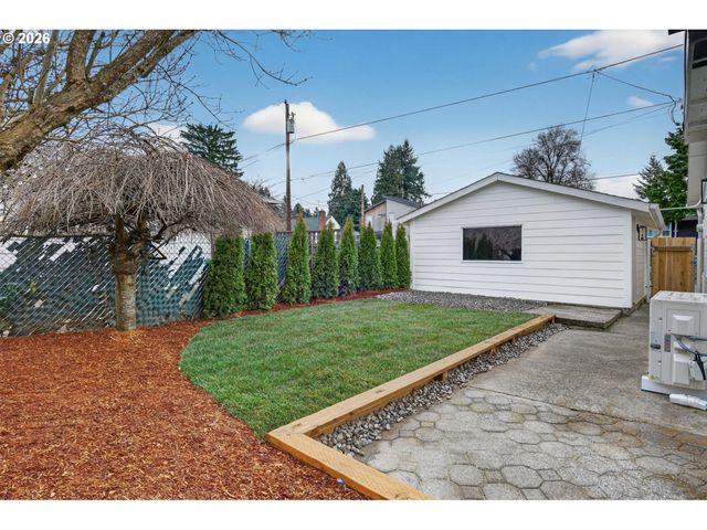 1805 Ne HIGHLAND St, Portland, OR 97211