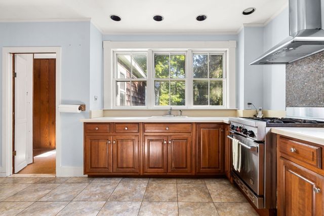 42 Walnut Rd, Hamilton, MA 01982
