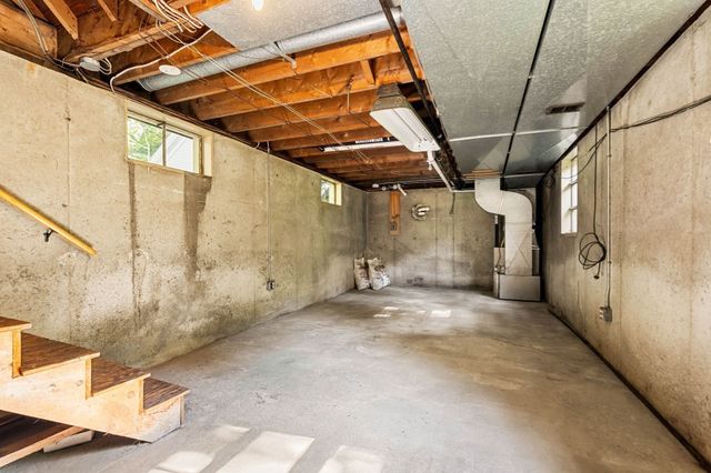 42 Walnut Rd, Hamilton, MA 01982
