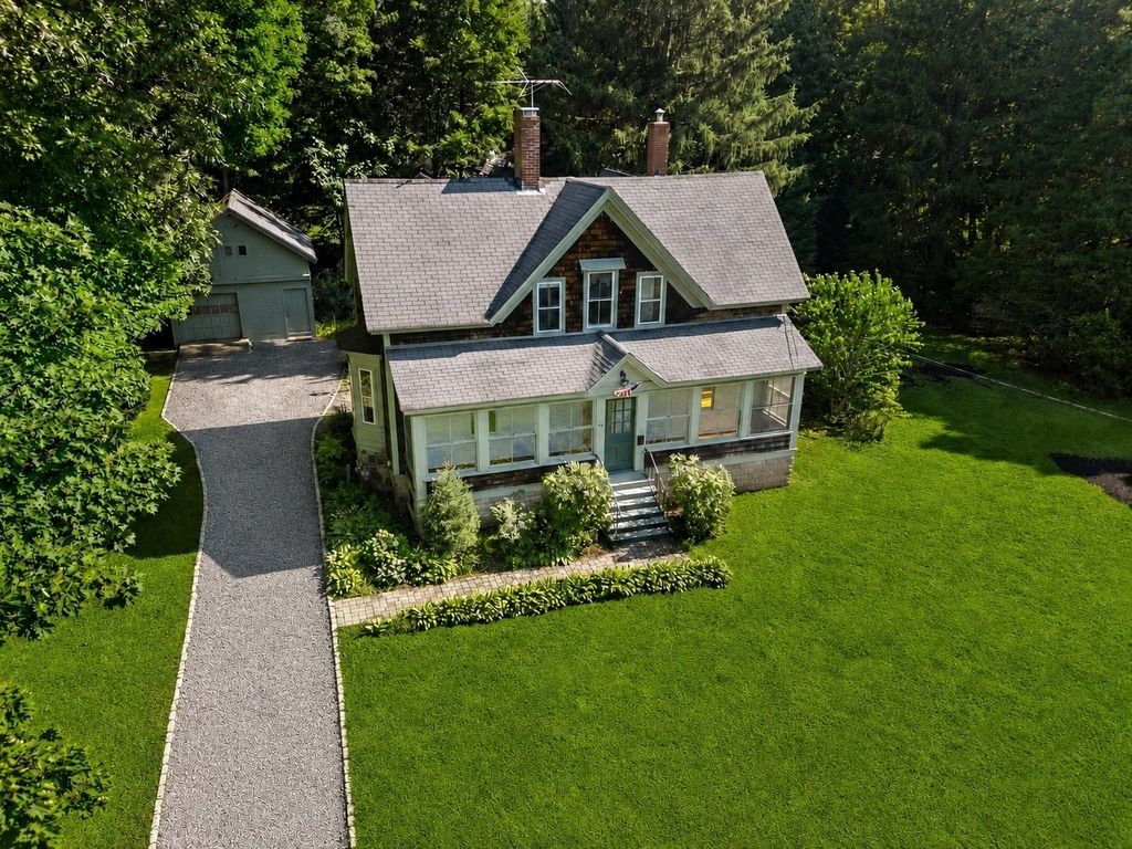 42 Walnut Rd, Hamilton, MA 01982