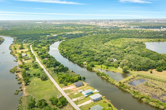 1738 Duncan Drive, Oyster Creek, TX 77541