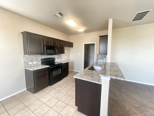 525 Tom Kemp Dr, New Braunfels, TX 78130
