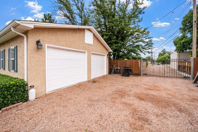 2911 Country Club Dr, Pueblo, CO 81008