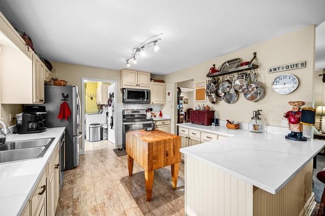 2911 Country Club Dr, Pueblo, CO 81008