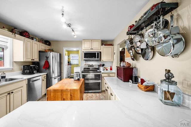 2911 Country Club Dr, Pueblo, CO 81008