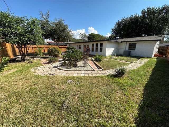 1721 Denver St, Portland, TX 78374