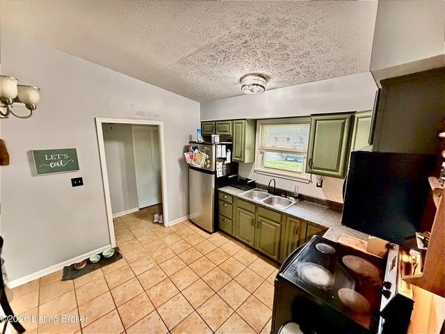 148 Vonda Ct, Radcliff, KY 40160