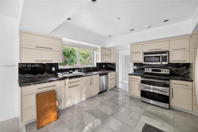 1100 N Shore Dr 1, Miami Beach, FL 33141