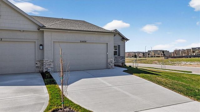25039 W 94th Terrace, Lenexa, KS 66227