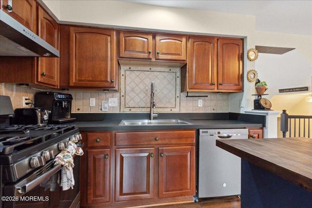 36 Saxton Road, Farmingdale, NJ 07727