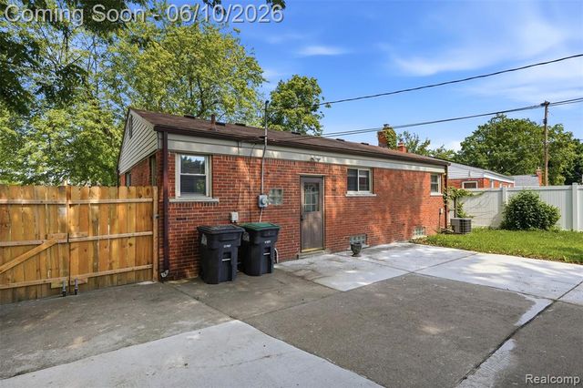 8245 Roosevelt Street, Taylor, MI 48180