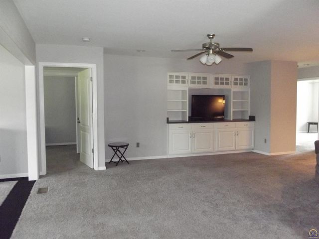 6740 SW Scathelock RD, Topeka, KS 66614
