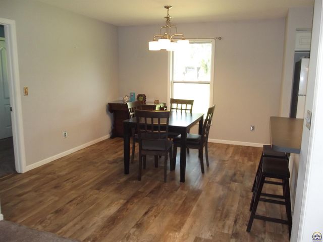 6740 SW Scathelock RD, Topeka, KS 66614