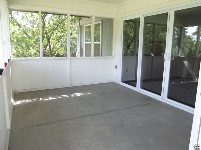 6740 SW Scathelock RD, Topeka, KS 66614