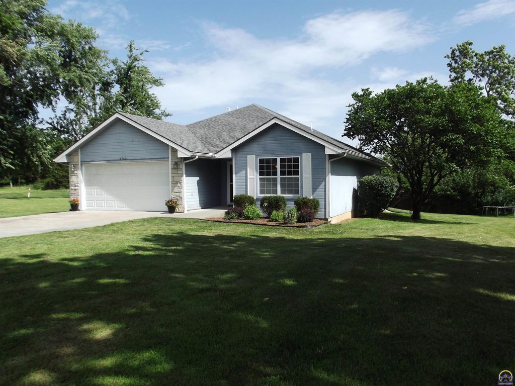 6740 SW Scathelock RD, Topeka, KS 66614