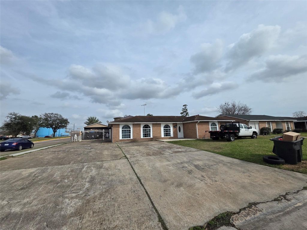 830 Hollycrest Drive, Channelview, TX 77530