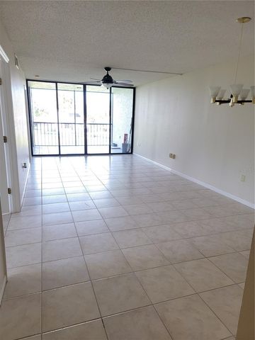 2424 W TAMPA BAY BLVD M-201, Tampa, FL 33607