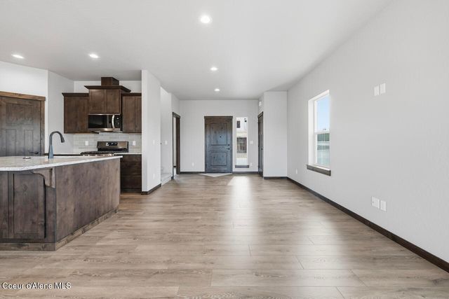 8429 N SNOWFLAKE LN, Hayden, ID 83835