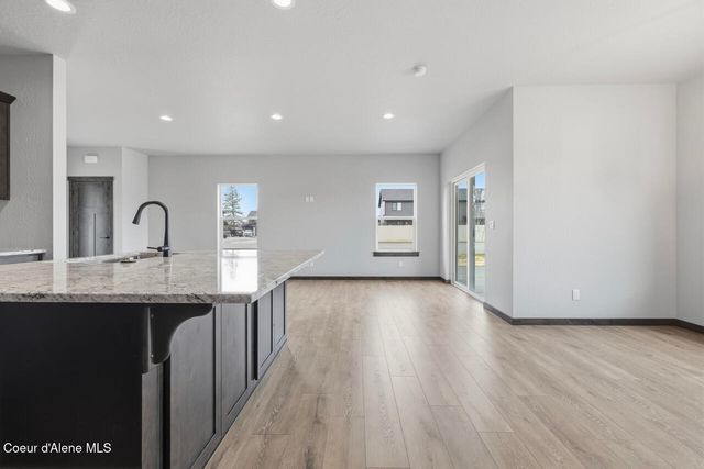 8429 N SNOWFLAKE LN, Hayden, ID 83835