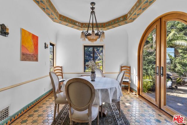 2856 Glendower Avenue, Los Angeles, CA 90027