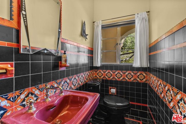 2856 Glendower Avenue, Los Angeles, CA 90027