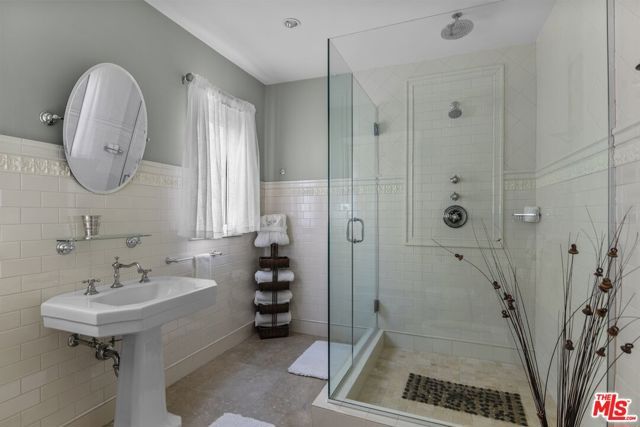 2856 Glendower Avenue, Los Angeles, CA 90027
