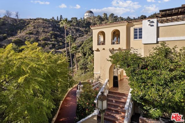 2856 Glendower Avenue, Los Angeles, CA 90027