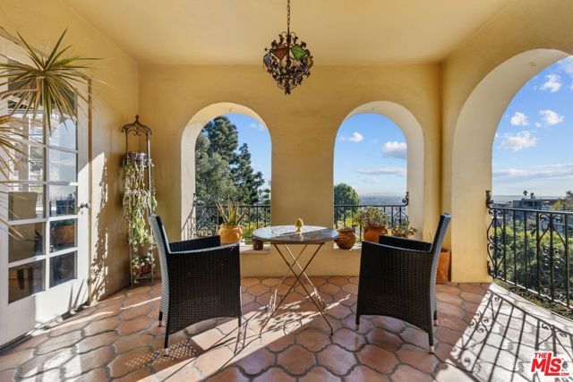 2856 Glendower Avenue, Los Angeles, CA 90027