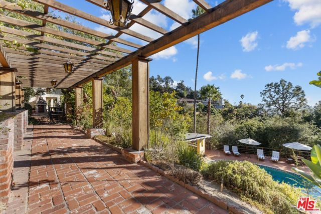 2856 Glendower Avenue, Los Angeles, CA 90027