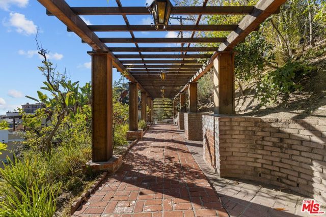 2856 Glendower Avenue, Los Angeles, CA 90027