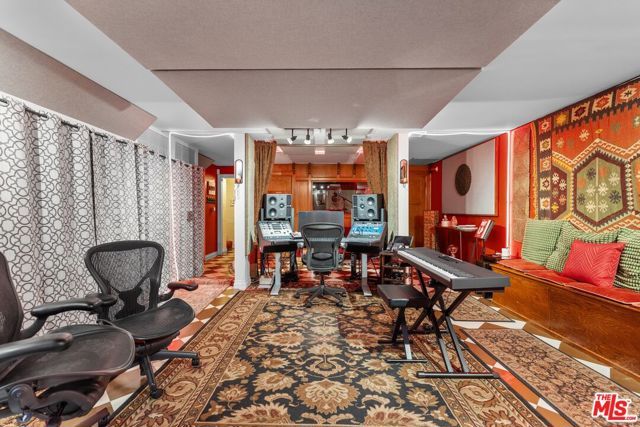 2856 Glendower Avenue, Los Angeles, CA 90027