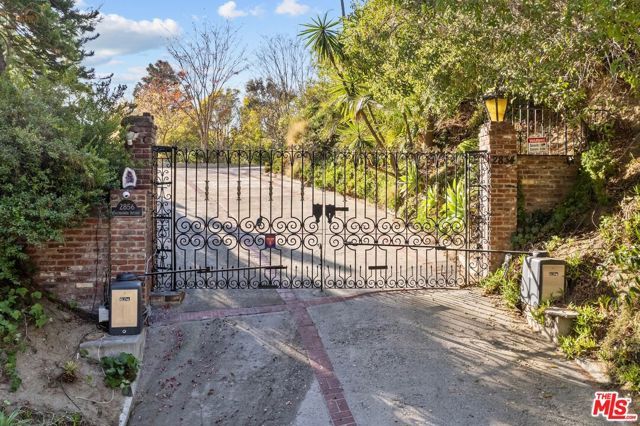 2856 Glendower Avenue, Los Angeles, CA 90027