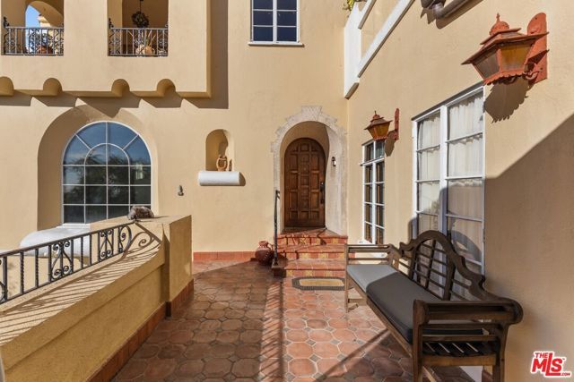 2856 Glendower Avenue, Los Angeles, CA 90027