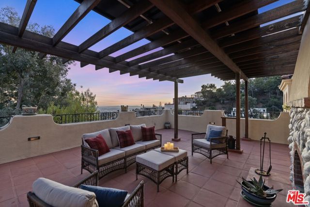 2856 Glendower Avenue, Los Angeles, CA 90027