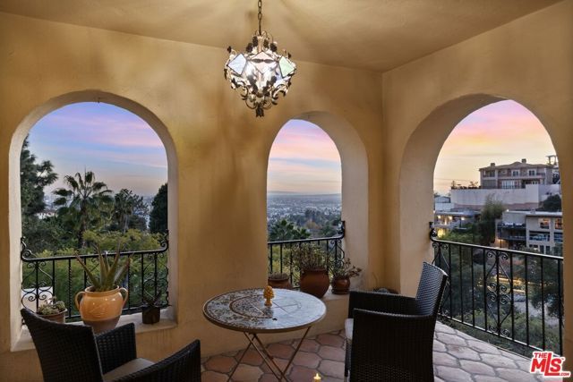 2856 Glendower Avenue, Los Angeles, CA 90027