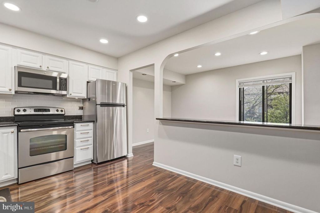 Image 10 of property listing at 6942 HANOVER PKWY #200, Greenbelt, MD 20770