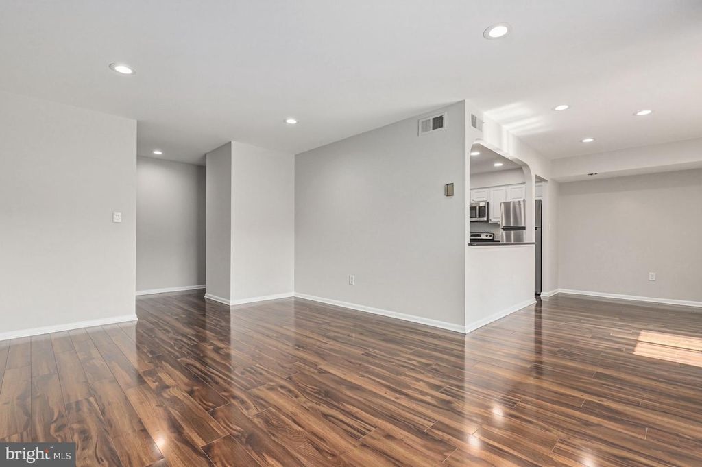 Image 5 of property listing at 6942 HANOVER PKWY #200, Greenbelt, MD 20770