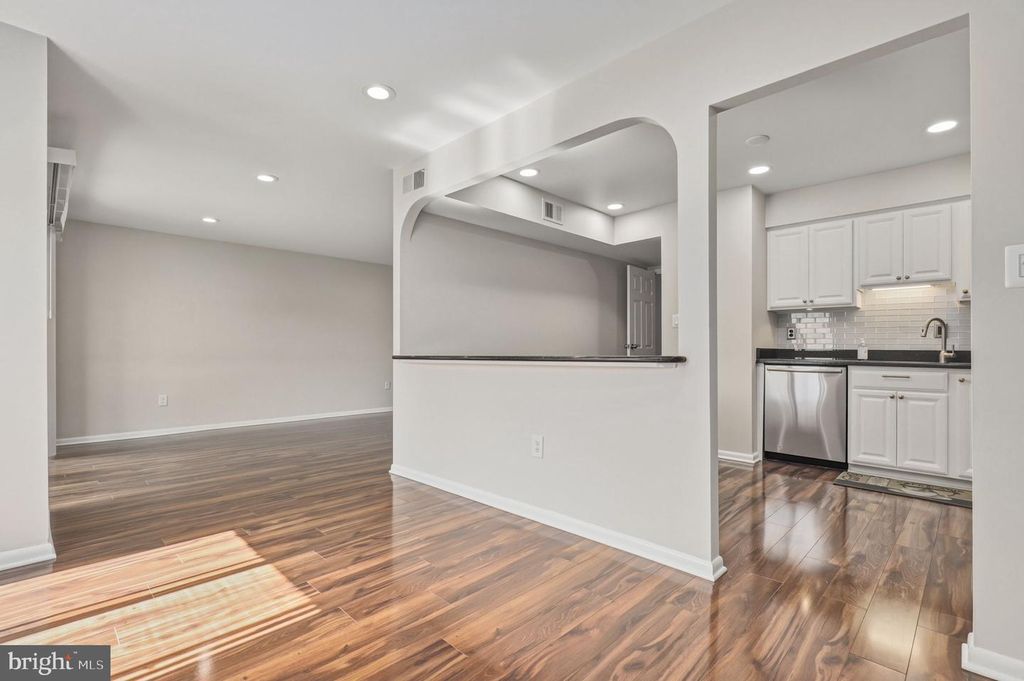 Image 8 of property listing at 6942 HANOVER PKWY #200, Greenbelt, MD 20770