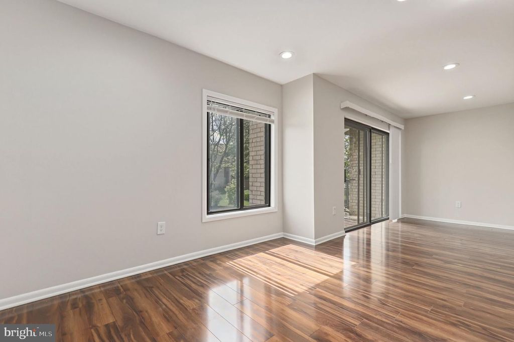 Image 9 of property listing at 6942 HANOVER PKWY #200, Greenbelt, MD 20770