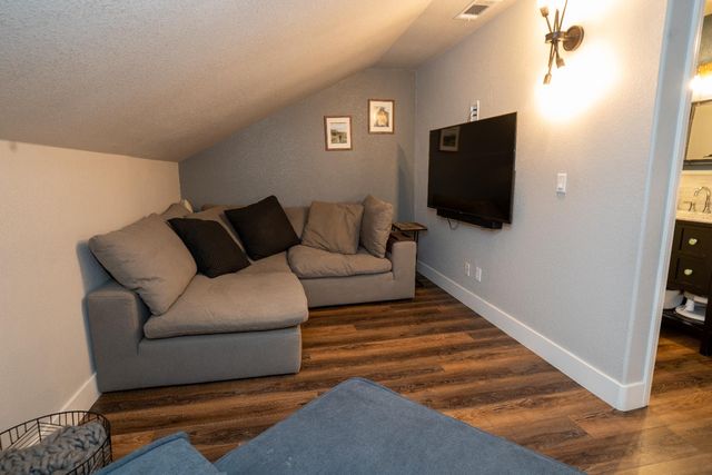 684 W Chennault Avenue, Clovis, CA 93611