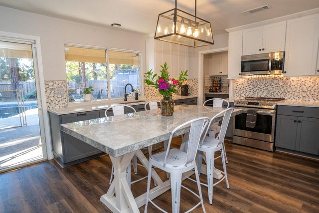 684 W Chennault Avenue, Clovis, CA 93611